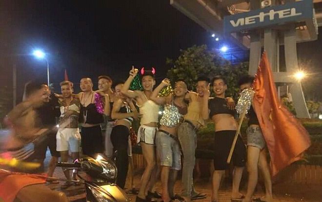 Cổ vũ chiến thắng đội bóng nước nhà, nhóm thanh niên vạm vỡ không ngần ngại mặc áo 2 dây 'gợi cảm' xuống đường