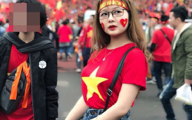 Đồng hương Văn Toàn có một fan girl bóng đá là nữ sinh đẹp thế này!