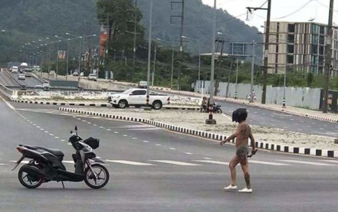 Chỉ mặc đồ lót và mang theo con dao dài 80 cm, người đàn ông gây náo loạn cả khu phố Thái Lan