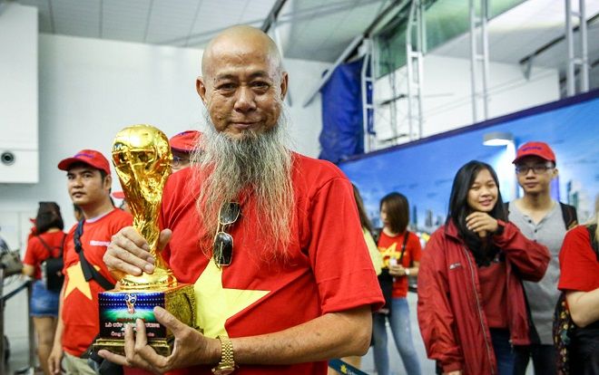 Người hâm mộ ùn ùn đi 'tiếp lửa' cho Olympic Việt Nam từ mờ sáng