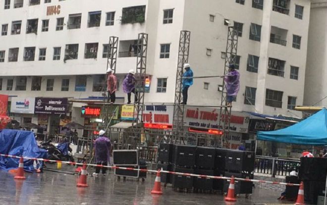 Chung cư vạn dân ở Hà Nội thuê màn hình LED cỡ lớn cổ vũ Olympic Việt Nam đá bán kết ASIAD