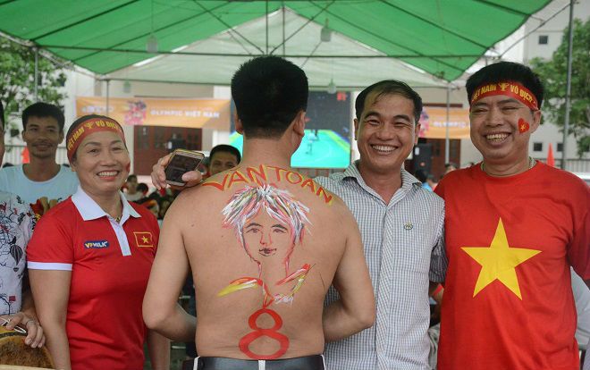 Lắp màn hình LED cỡ lớn gần nhà cầu thủ Văn Toàn để người hâm mộ cổ vũ Olympic Việt Nam