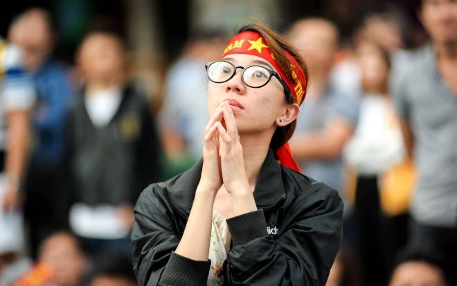 Những gương mặt bần thần, đầy tiếc nuối của cổ động viên khi Olympic Việt Nam thua 2 bàn cách biệt