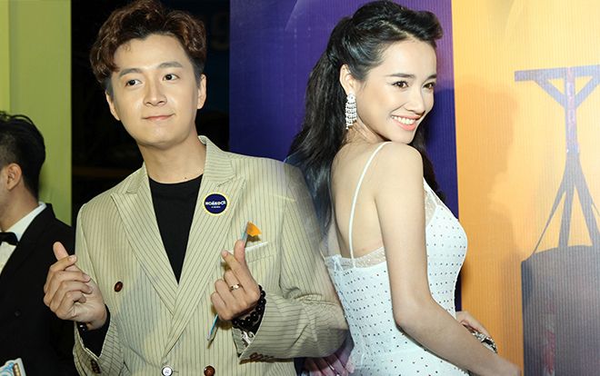 Lần đầu xuất hiện sau lễ đính hôn với Trường Giang, Nhã Phương khéo léo giữ khoảng cách với Ngô Kiến Huy