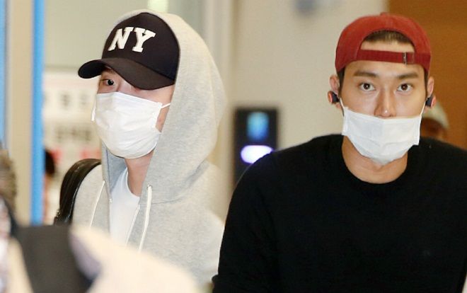 Lee Jong Suk và Choi Si Won (Super Junior) mặc kín mít, mệt mỏi trở về Hàn Quốc sau lịch trình nước ngoài