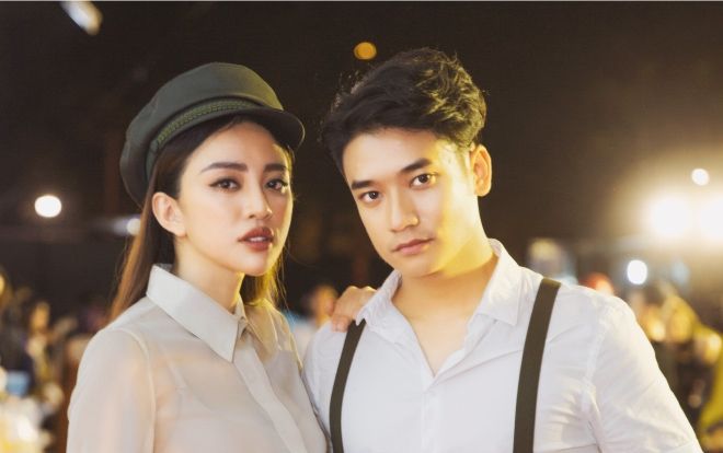 Thiên Nga nổi bật với style mũ bán báo cổ điển bên cạnh hot boy Samuel An The Voice