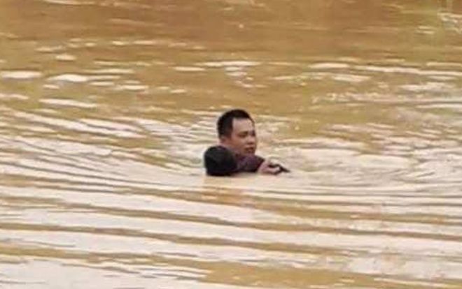 Trượt chân ngã khi qua suối, nam sinh lớp 5 bị nước lũ cuốn tử vong
