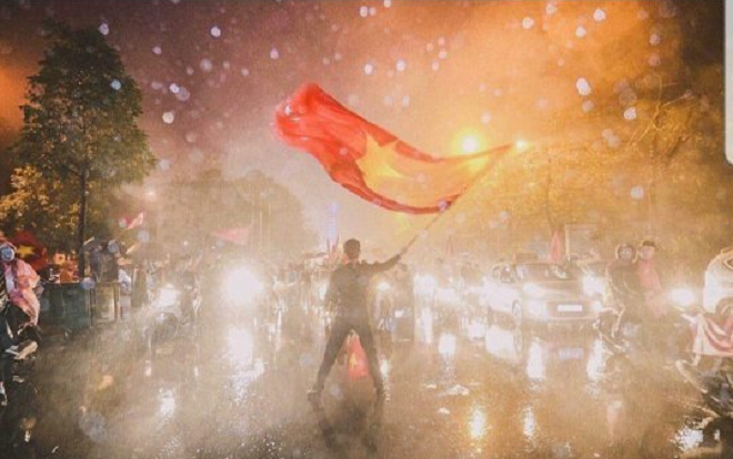 Báo Hàn bất ngờ trước màn 'đi bão' trong mưa của CĐV Việt Nam dù đội nhà thua cuộc