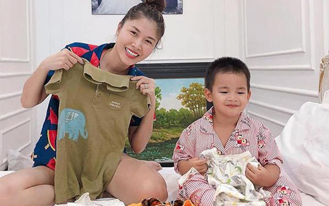 Hotmom Thuỷ Anh vợ Đăng Khôi bất ngờ bị chỉ trích hứa tặng quần áo cũ của con nhưng…không tặng