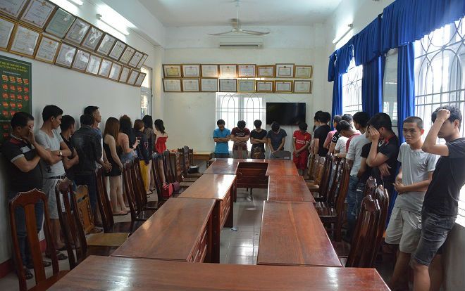 Ập vào quán karaoke bắt quả tang hơn 30 đối tượng đang 'bay lắc' ma túy tổng hợp