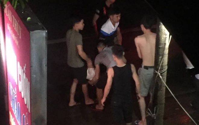 Thấy bạn nhậu vỗ mông vợ mình, người đàn ông cầm kéo đâm nam thanh niên tử vong