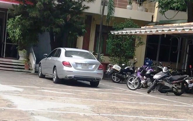 Cảnh sát chặn bắt người phụ nữ lái xe Mercedes lạng lách trên đường phố Đà Nẵng