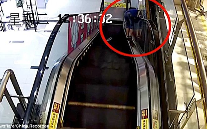 Nghịch ngợm trên thang cuốn, bé trai 11 tuổi bị kẹt đầu