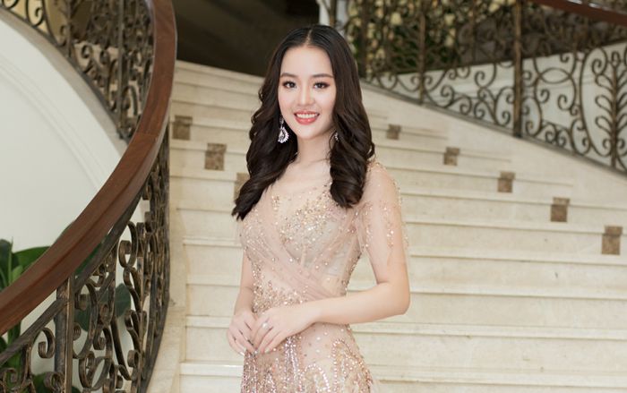 Diện đầm mong manh như lá liễu, mỹ nhân dự đoán bóng đá - Hoàng Hải Thu khoe vóc dáng siêu chuẩn ai nhìn cũng say