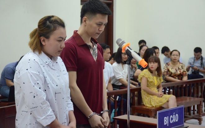 Xét xử bố đẻ cùng mẹ kế bạo hành con trai 10 tuổi gãy 5 xương sườn: Hai bị cáo cúi mặt, mẹ kế liên tục bật khóc