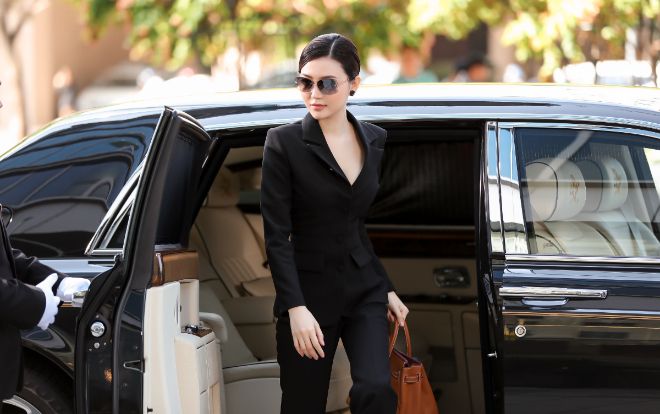 Nữ hoàng sắc đẹp Ngọc Duyên chơi trội với cả cây đen, tái xuất với siêu xe 50 tỷ trên phố