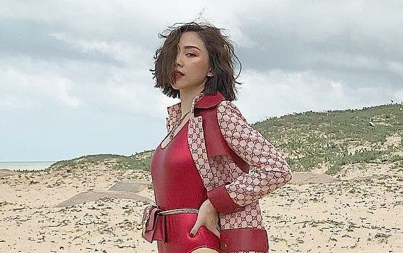 Khoe dáng nuột nà cùng áo tắm, mà khán giả tưởng nhầm Tóc Tiên đang đứng giữa sa mạc mênh mông