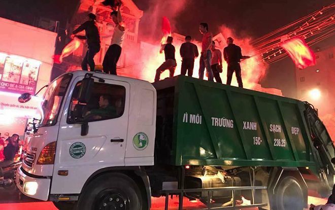 Những chiếc xe có một không hai 'đi bão' cùng người hâm mộ Việt Nam