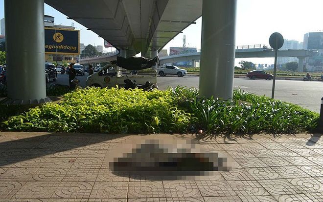 Phát hiện người đàn ông nằm chết bất thường dưới chân cầu vượt