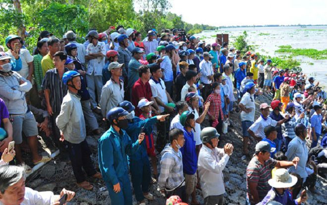 Hàng trăm người dân đi xem cảnh xả lũ hiếm có ở An Giang