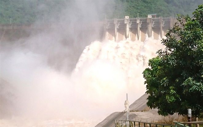 Thủy điện Bản Vẽ xả lũ, người dân chạy lên núi vì nước ngập