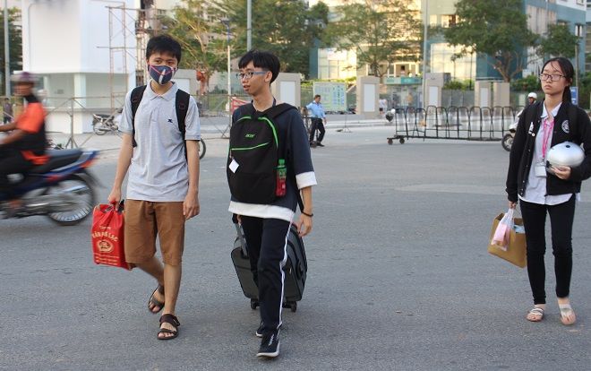 Sinh viên Sài Gòn 'tay xách nách mang' hàng tá đồ, háo hức đón xe về quê nghỉ lễ 2/9