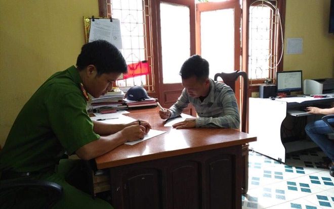 Nghi phạm cầm kéo đâm chết bạn nhậu vì vỗ mông vợ mình gọi điện về nhà: ‘Mẹ ơi con gây án rồi’