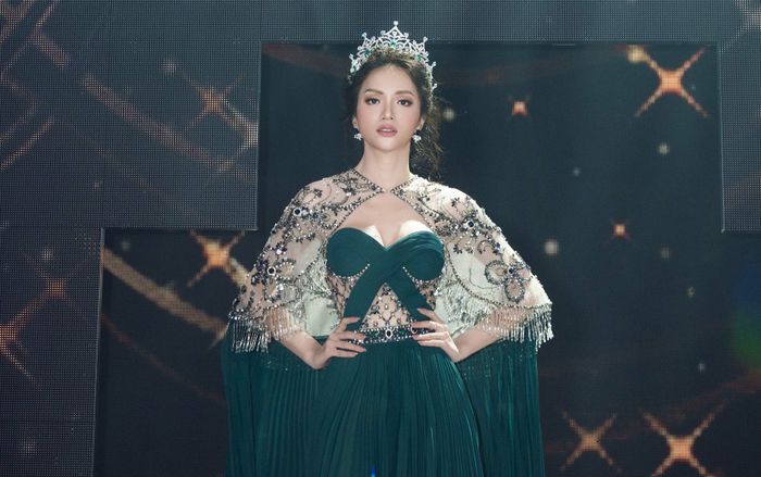 Hương Giang mạnh tay đầu tư 2 bộ váy, xuất hiện như nữ thần tại CK HH Chuyển giới Thái Lan