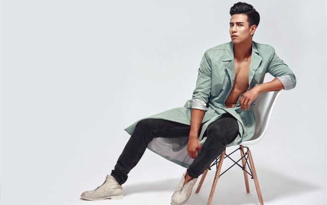 Không thể rời mắt trước body sáu múi đẹp như tạc của nam thần team Hương Giang