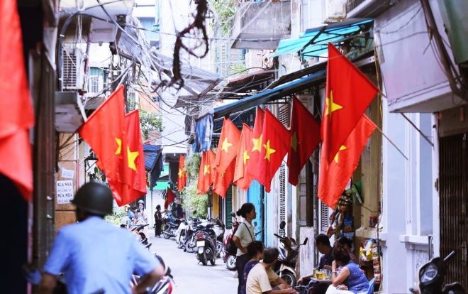 Có một ngày phố phường Hà Nội - Sài Gòn rực rỡ cờ đỏ sao vàng mừng Quốc khánh 2/9
