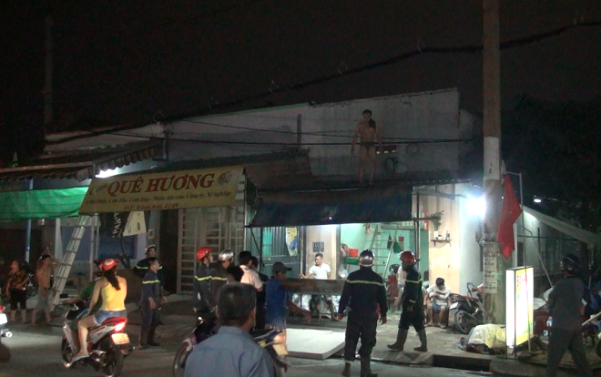 Người đàn ông nghi 'ngáo đá' dùng kéo uy hiếp người thân, leo lên mái nhà khỏa thân