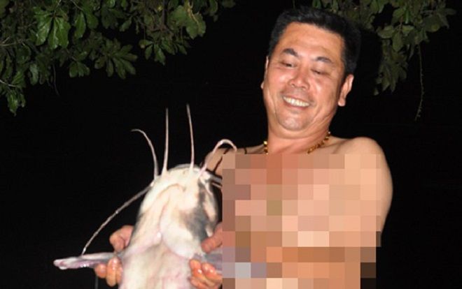 Câu được cá trê 'khủng' 27kg, xẻ thịt mừng đội Olympic Việt Nam