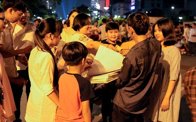 Người Sài Gòn mua giấy lót 'giữ chỗ' ùn ùn kéo đi xem bắn pháo hoa trên phố đi bộ