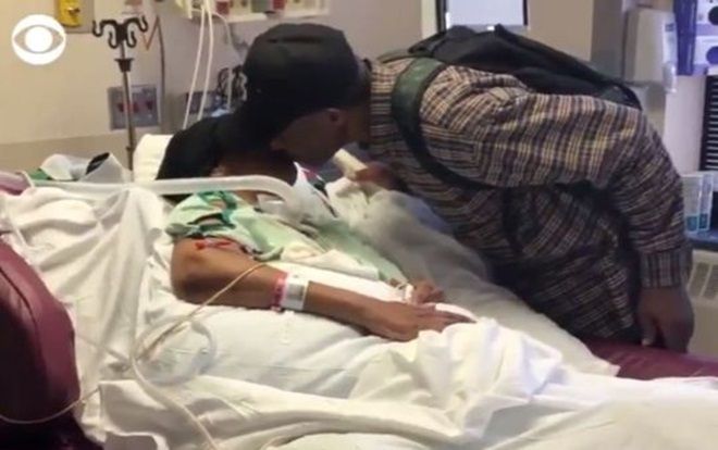 Cụ ông 99 tuổi đi bộ 10 km mỗi ngày để được chăm sóc người vợ đau ốm