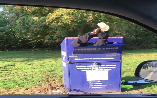 Cười té ghế với cảnh người đàn ông cắm đầu trong thùng quyên góp quần áo