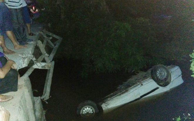 Tài xế giơ 2 ngón tay cầu cứu trong chiếc xe chìm nghỉm dưới sông