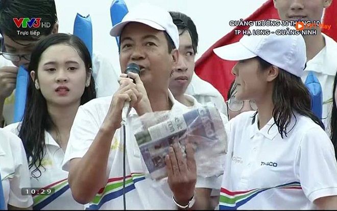 Đứng dưới mưa cổ vũ chung kết Olympia 2018, nữ sinh chung lớp với tân quán quân bất ngờ nổi tiếng vì quá xinh