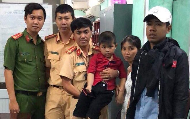 Hành động đẹp đêm mùng 2/9: CSGT tìm mẹ giúp bé trai đi lạc ở Sài Gòn