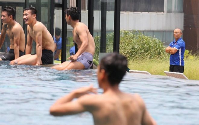 HLV Park Hang-seo chia sẻ về khoảnh khắc đứng xa trầm ngâm nhìn các học trò chơi đùa ở bể bơi