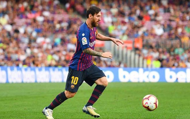 Ronaldinho yêu cầu Barca 'treo' áo số 10 của Messi