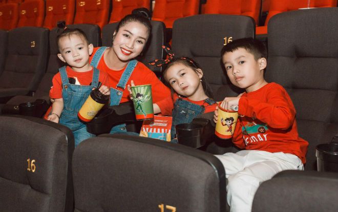 Vắng bóng ông xã, Ốc Thanh Vân một mình đưa 3 con đi sự kiện