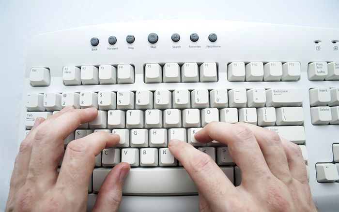 Đố bạn biết vì sao bàn phím máy tính lại được sắp xếp theo kiểu QWERTY?