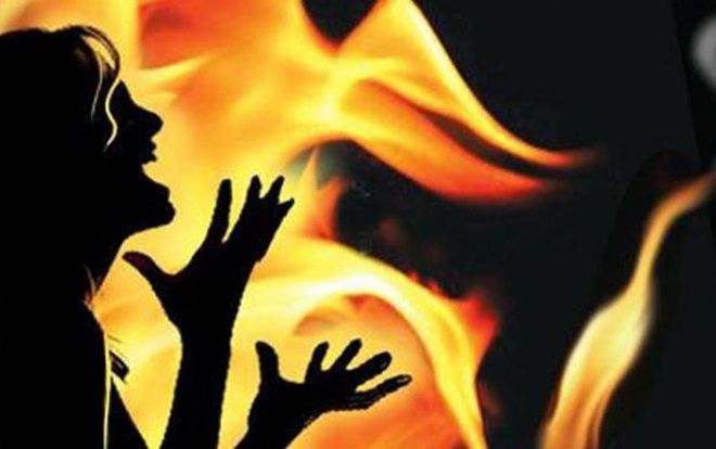 Uất ức, nạn nhân bị cưỡng hiếp châm lửa tự thiêu cả con trai