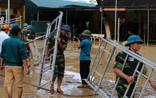 Một tháng 'chạy lũ' 2 lần, trường học ở Nghệ An phải hoãn lễ khai giảng