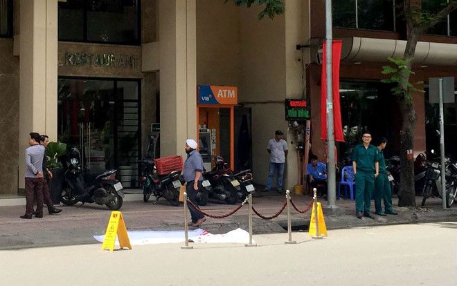 Người đàn ông ngoại quốc bất ngờ rơi xuống đất tử vong trước cửa khách sạn