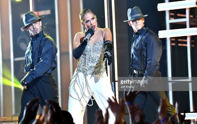 6 style trang phục biểu diễn siêu gợi cảm khiến fan đổ rạp trước Jennifer Lopez