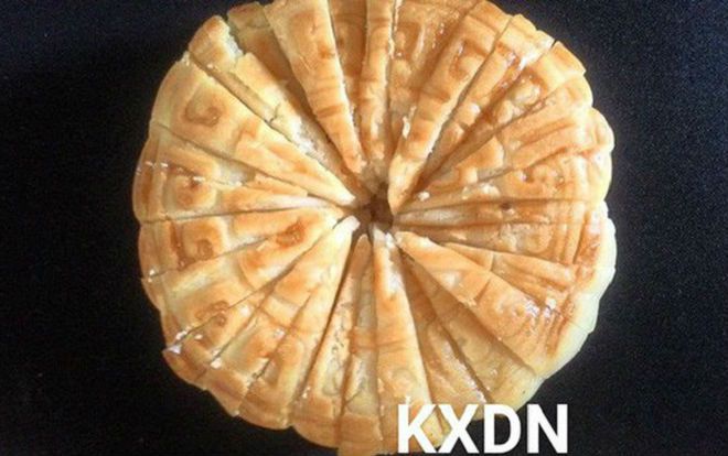 Chàng trai chia bánh trung thu thành 24 miếng không nát chỉ vì câu nói: 'Cắt được, mẹ gả con gái cho'