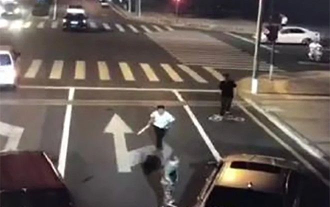 Người đi xe đạp điện chém chết tài xế ôtô ở Trung Quốc thoát tội