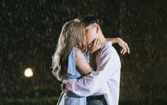Khoảnh khắc đẹp: Nụ hôn dưới mưa quá tình từ Châu Bùi - Decao trong MV mới 'coóng' của Da LAB