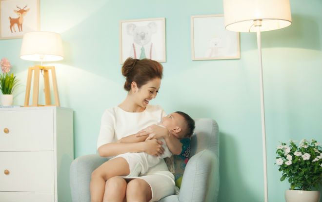 Con trai mới 20 tháng tuổi của Jennifer Phạm đã 'đắt show' quảng cáo hơn cả mẹ